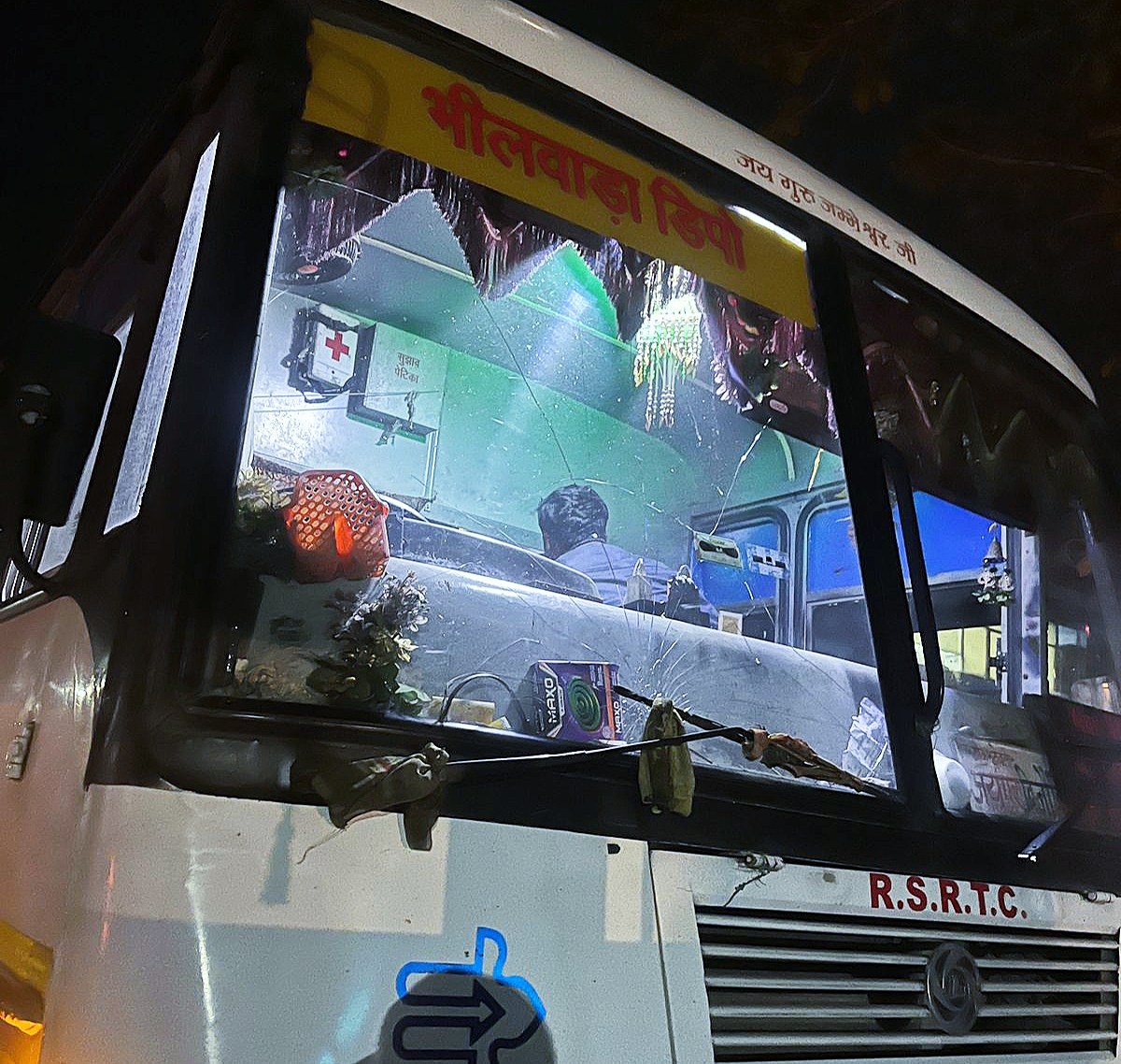 शीशा तोड़ा, चालक -परिचालक को जान से मारने की धमकी