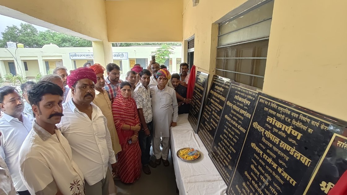 विधायक खंडेलवाल का फलों से तौलकर किया अभिनंदन