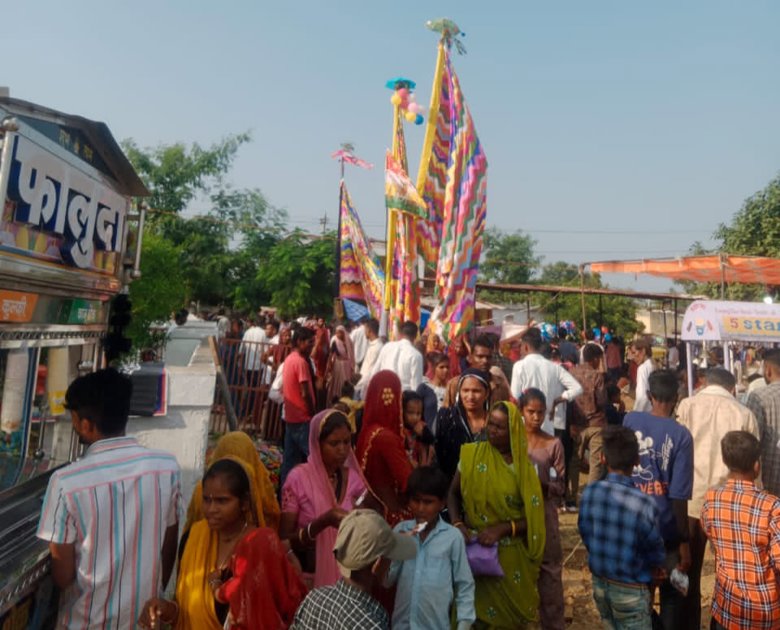 डीजे-बैंड की धुनों के साथ जुलूस में पहुंचे श्रद्धालु, बाबा को चढ़ाए विशाल नेजे
