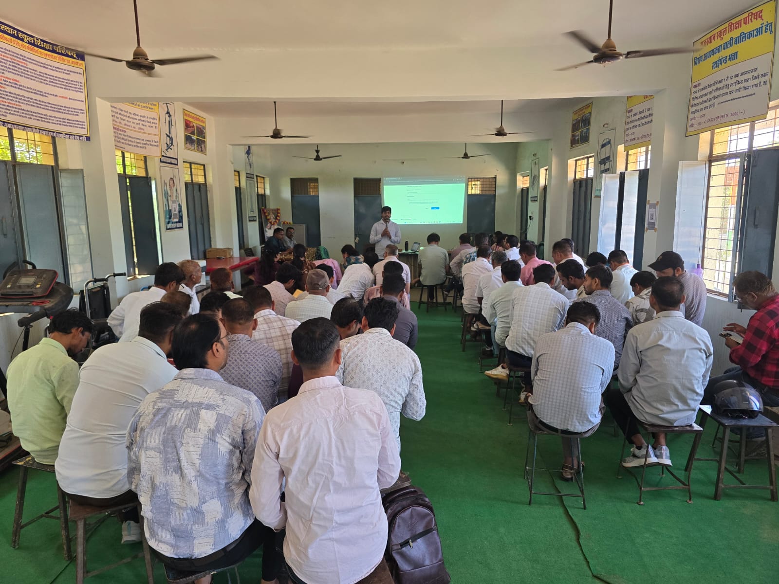 सेमिनार में पार्टिसिपेट करते हुए कंप्यूटर टीचर्स