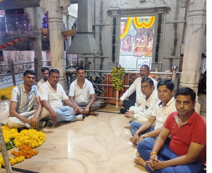 कमेटी के सदस्य महोत्सव को भव्य रूप देने की तैयारियां करते हुए
