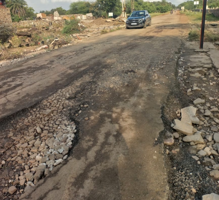 बारिश से उखड़ी बिजौलिया पार्श्वनाथ चौराहा पुलिया, गहरा गड्ढा बना; 12 लाख की मिली स्वीकृति