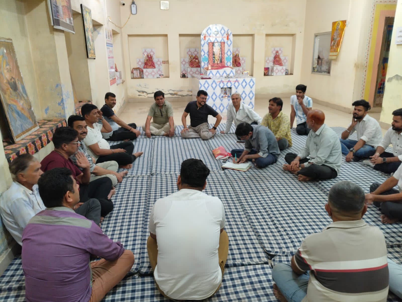 पर्व की तैयारियों को लेकर मंदिर परिसर में हुई बैठक