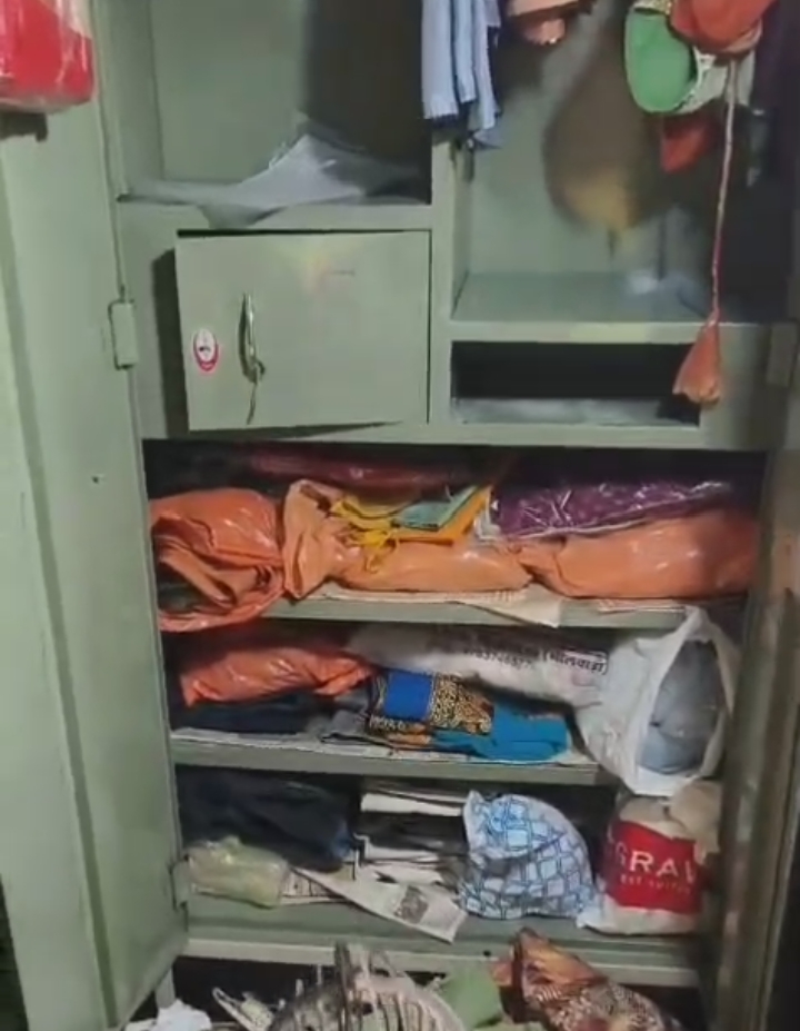 कमरे में बिखरा हुआ सामान