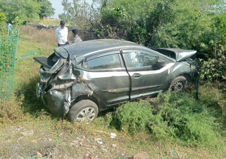 हादसे के बाद कार फोरलेन पर साइड में पलटी खा गई 