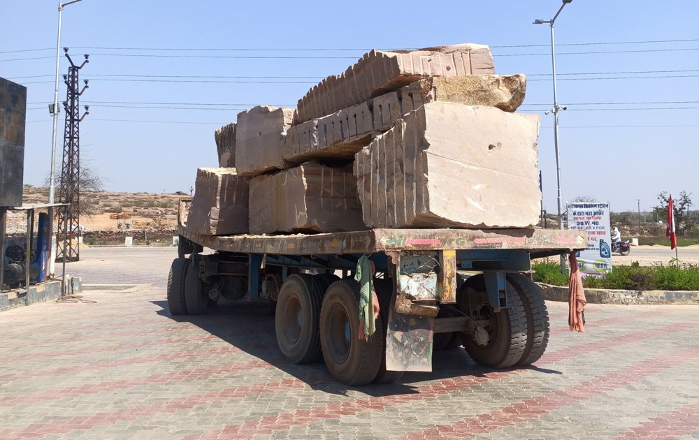 नियमों की उड़ रही धज्जियां