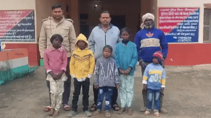 कास्या में पुलिस बनी मासूमों की ढाल,पांच बच्चों को गोद लेकर निभाई मानवता