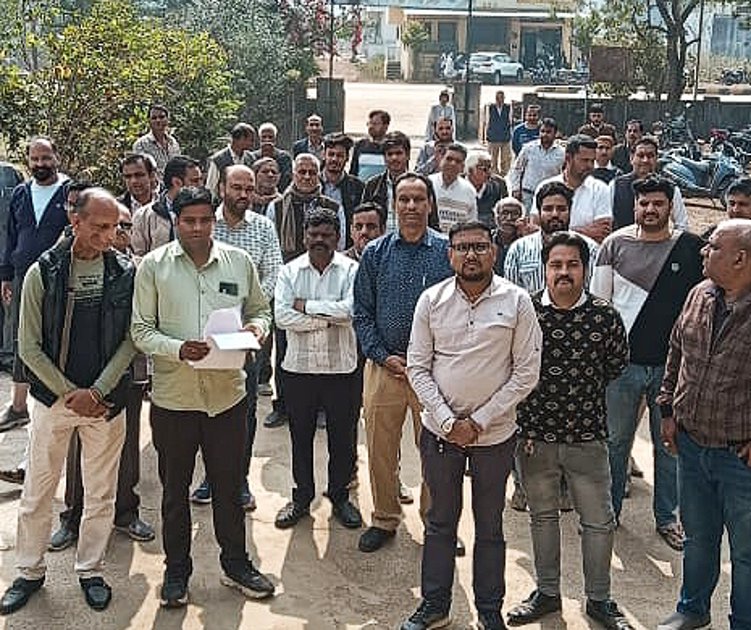 सोना-चांदी की कीमतों में उछाल से बढ़ा तनाव, बाइक रैली निकाली, एसडीएम को सौंपा ज्ञापन