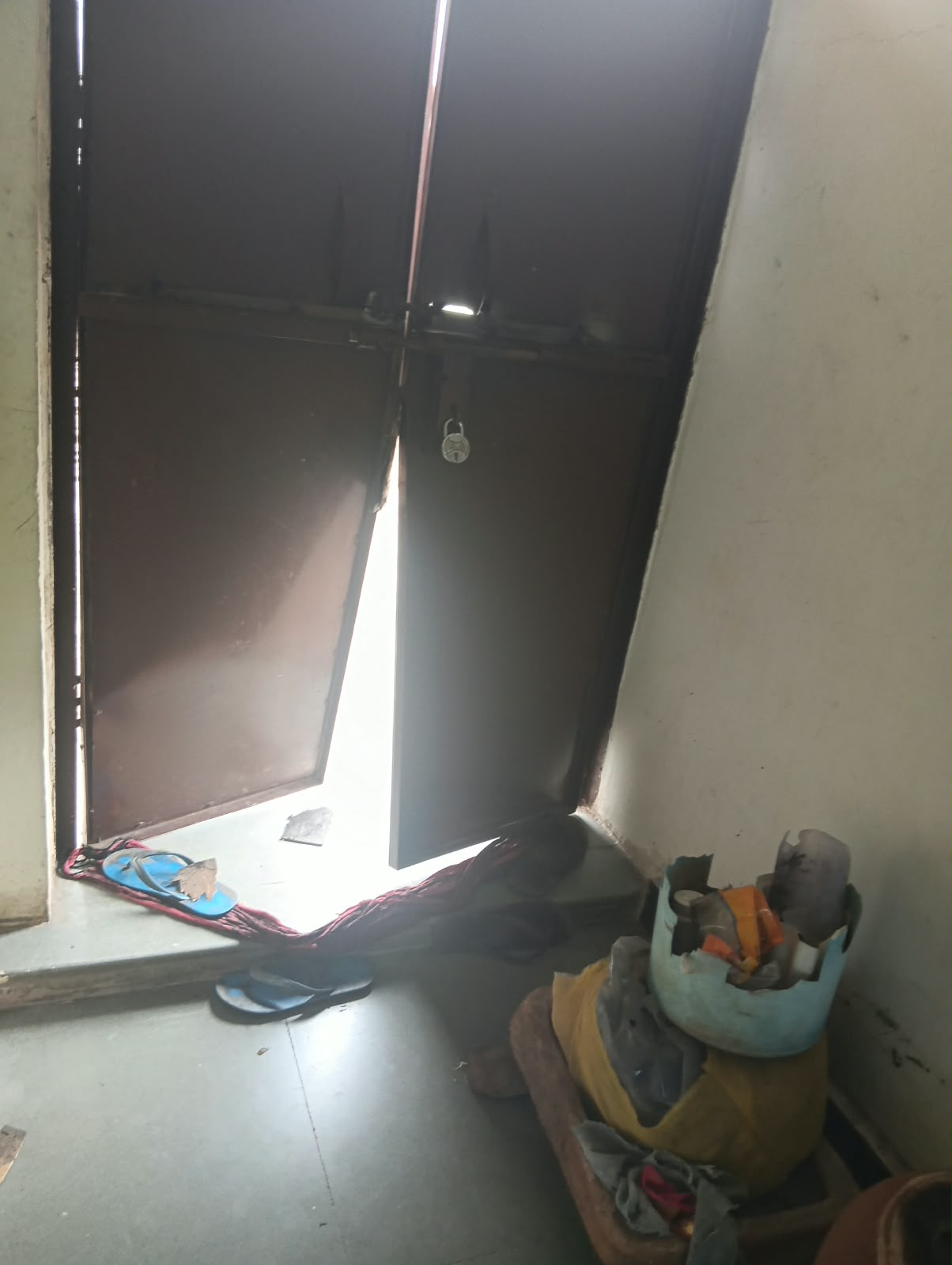 मुख्य गेट का इंटरलॉक नहिं टूटा तो सीढ़ियों पर लगे लोहे के गेट को तोड़कर अंदर घुसे चोर