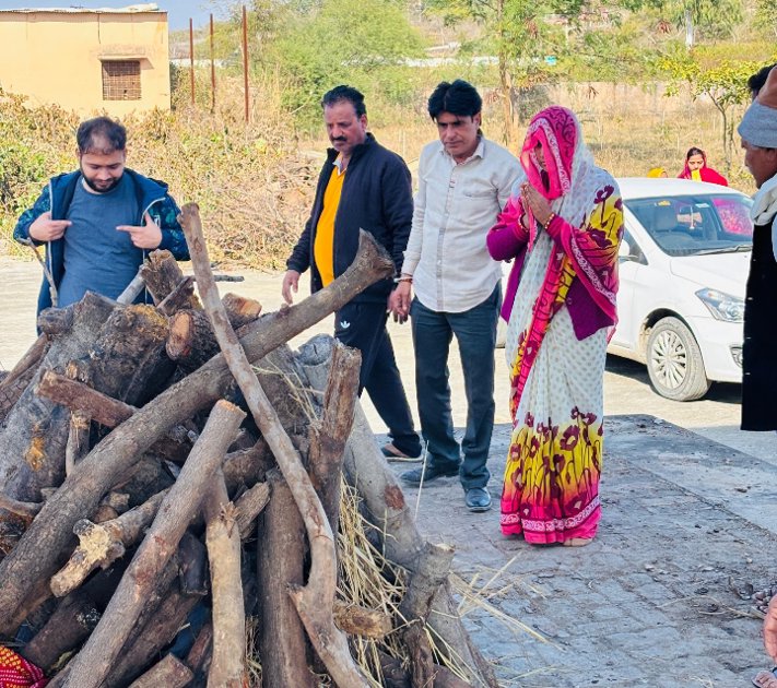 अंतिम संस्कार में दी मुखाग्नि 