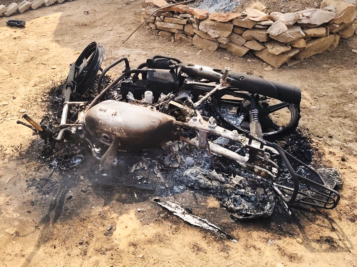 30% झुलसा, बाइक को भी लगाई आग, गंभीर स्थिति में भीलवाड़ा रेफर 
