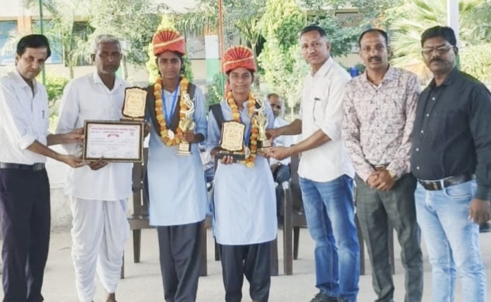 छात्राओं का सम्मान करते हुए स्कूल स्टाफ के सदस्य