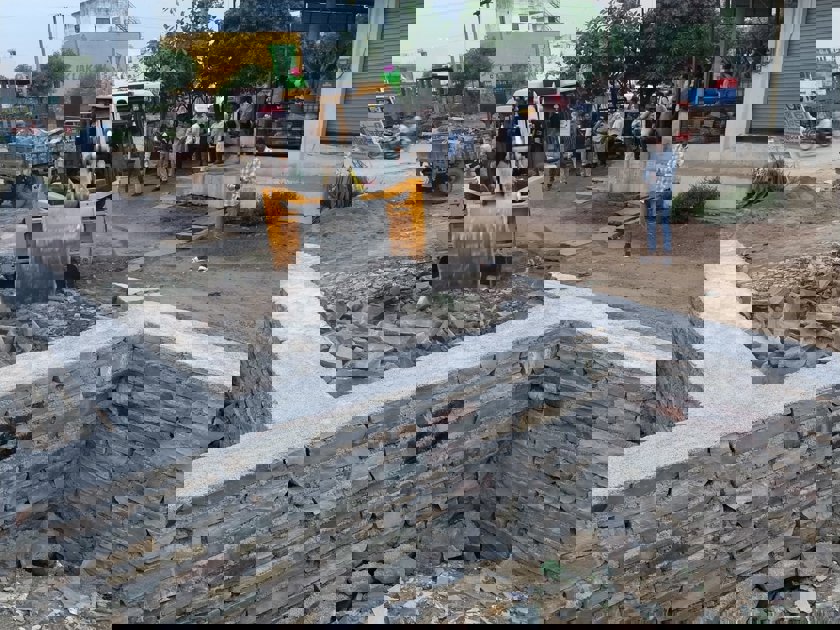 बिना अनुमति किए गए निर्माणों पर चला बुलडोज़र