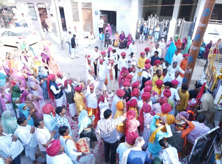 कार्यक्रम में उपस्थित ग्रामीण 