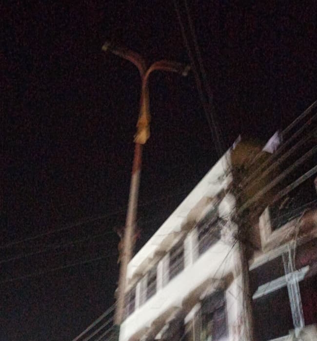 कस्बे में कई जगहों पर स्ट्रीट लाइट बंद रहती है।