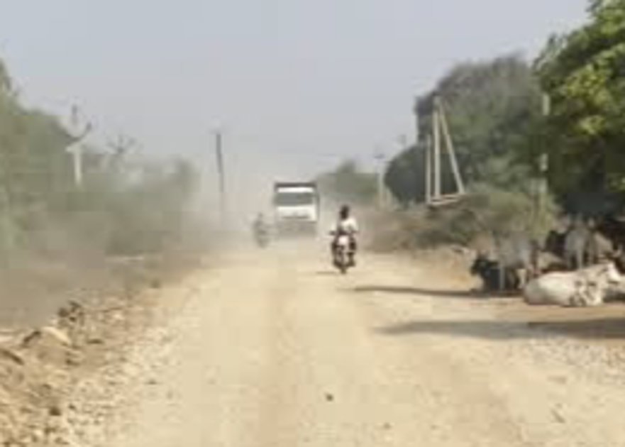 शक्करगढ़ चौराहे से केशुविलास रीको एरिया तक सड़क पर उड़ रही धूल, ठेकेदार की ओर से नहीं हो रहा पानी का छिड़काव 