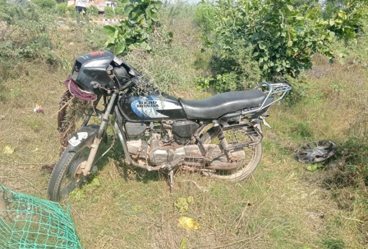 केसरगंज कट पर क्षतिग्रस्त हुई बाइक, बाइक बूंदी पासिंग बताई जा रही है 