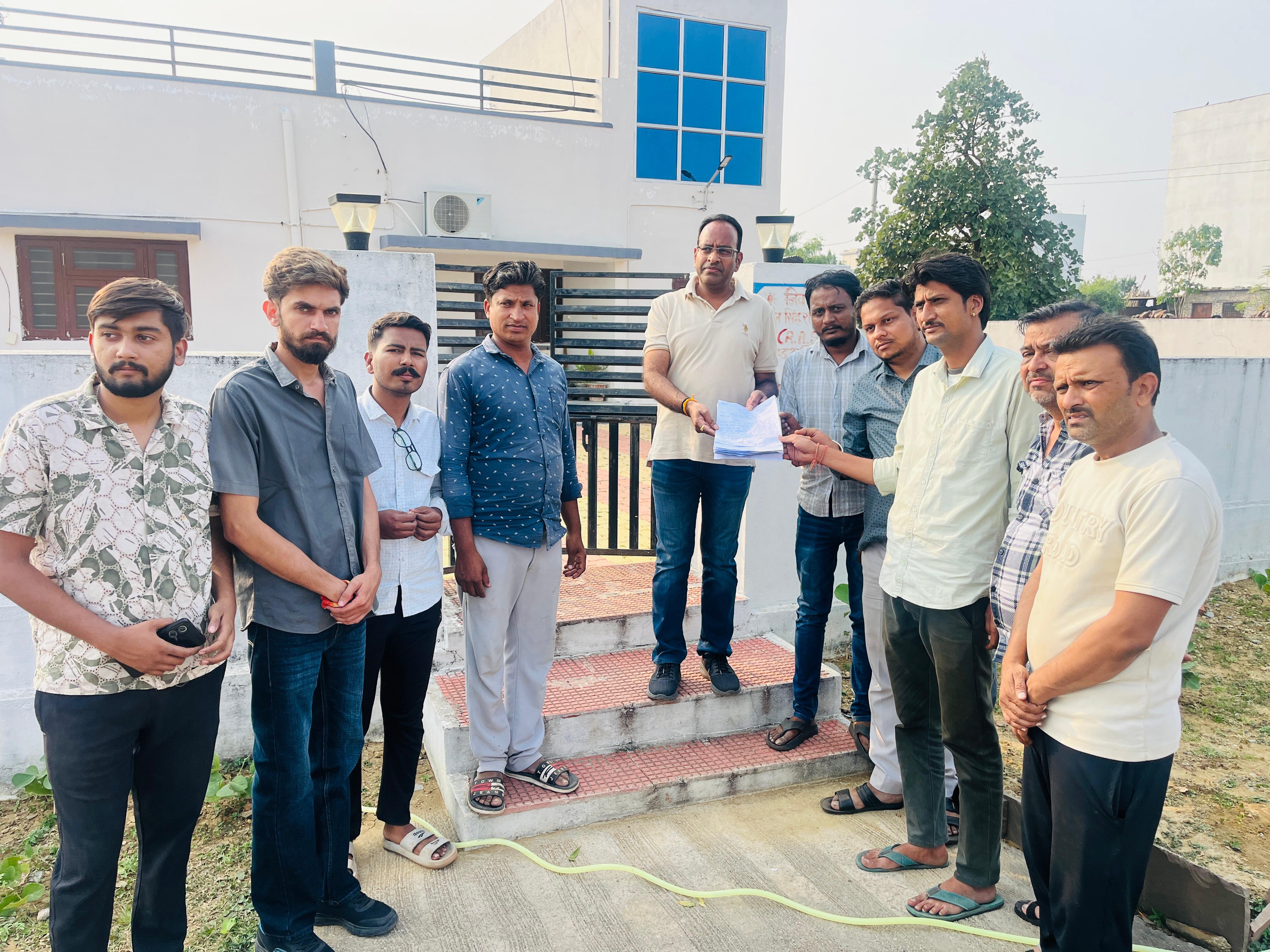 18 लाइसेंसधारियों ने एसडीएम को जमा कराए लाइसेंस, कहा-तेजाजी चौक पर लगाने दी जाए दुकानें 