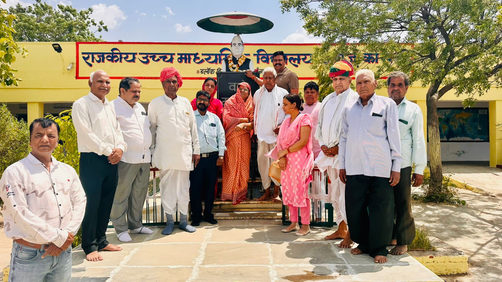 उमाजी का खेड़ा में स्वतंत्रता सेनानी माणिक्य लाल वर्मा की मूर्ति पर माल्यार्पण किया 