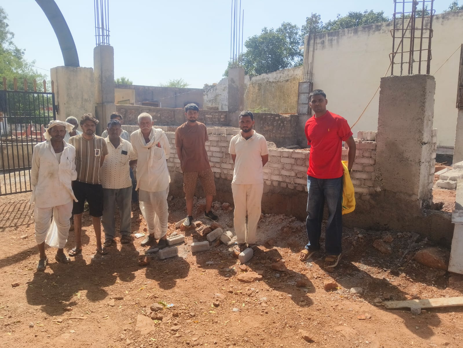 ग्रामीणों ने निर्माण सामग्री पर उठाए गंभीर सवाल, हाथ लगाते ही गिर रही ईंटे 