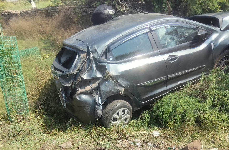  तेज रफ्तार हुंडई कार ने बाइक को मारी टक्कर, महिला-पुरुष की मौत; हादसे के बाद कार पलटी, चालक फरार