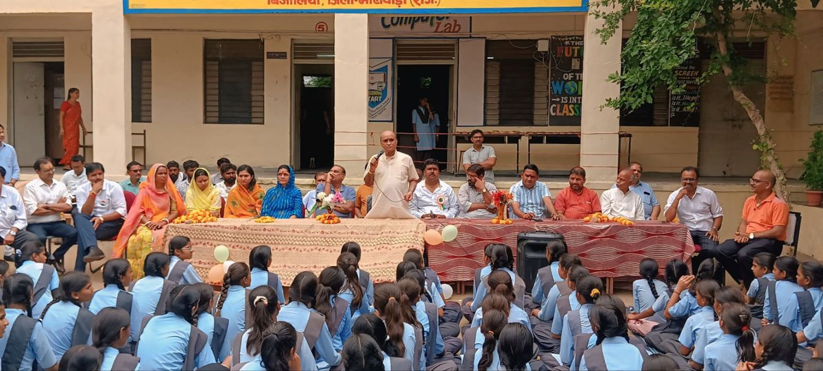 डीएमएफटी मद से हुए निर्माण से बालिकाओं को मिली बेहतर बैठक सुविधा