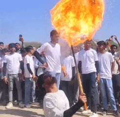 हैरतअंगेज अखाड़ा प्रदर्शन ने सबका मन मोह लिया