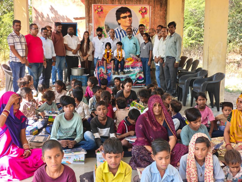 असहाय बच्चों को स्कूल शूज, मोजे और पाठ्य सामग्री वितरित