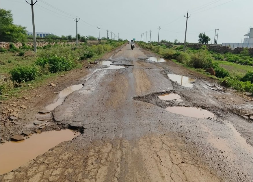 कॉलेज और नर्सरी के सामने बड़े गड्ढों से वाहन चालक परेशान