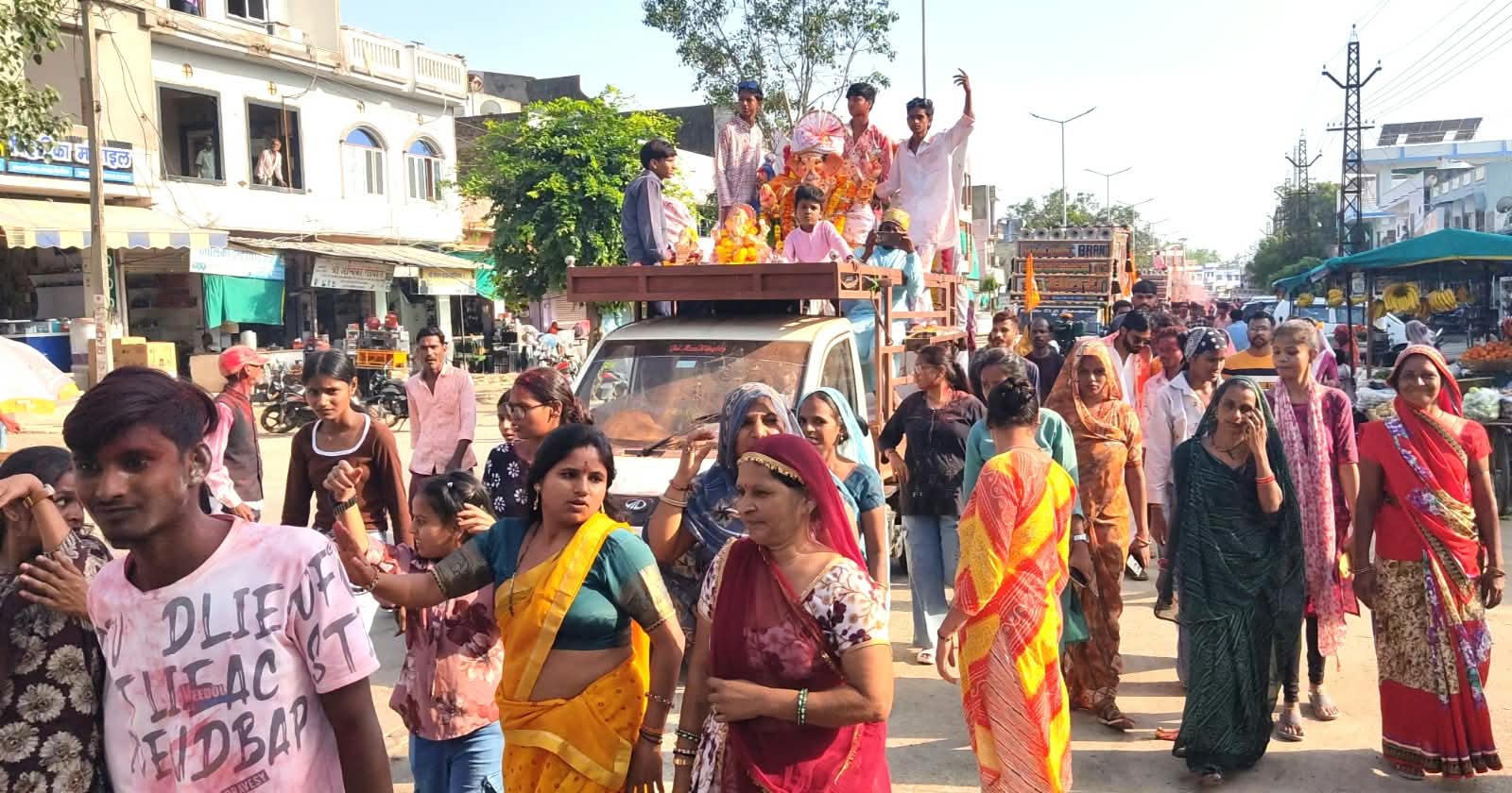 डीजे की धुन पर नाचते गाते शामिल हुए श्रद्धालु 
