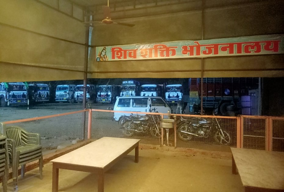 फोरलेन कट के पास ढाबों की अवैध पार्किंग से बढ़ा जाम का संकट,कभी भी हो सकता है बड़ा हादसा