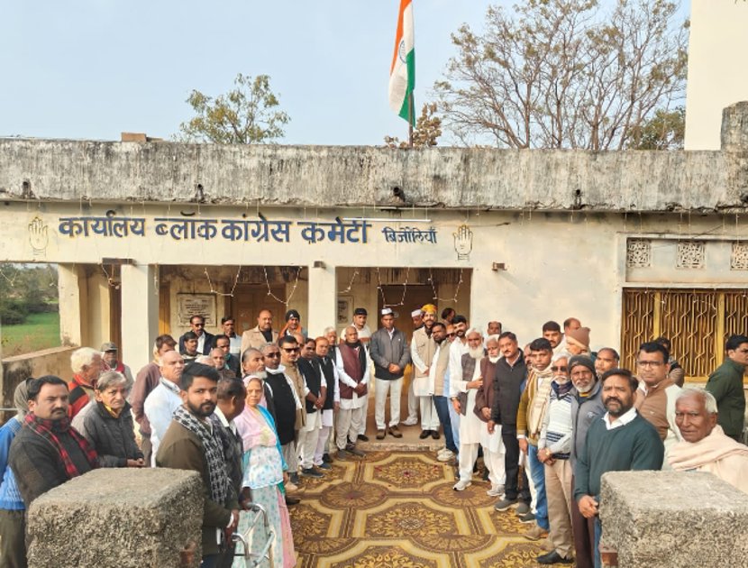 स्वतंत्रता सेनानी विजय सिंह पथिक की मूर्ति पर माल्यार्पण किया