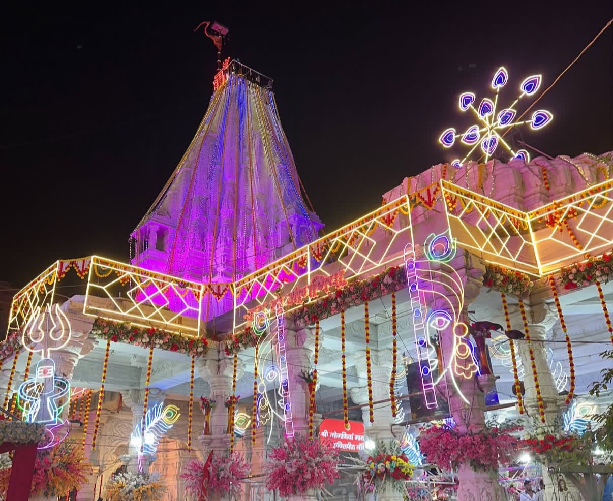 मंदिर पर की गई आकर्षक लाइटिंग