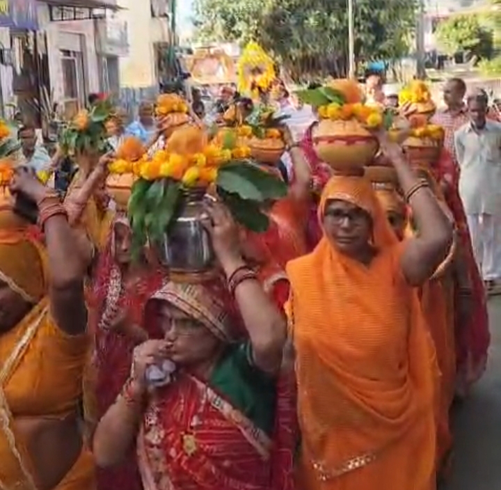 कलश यात्रा में शामिल महिलाएं 