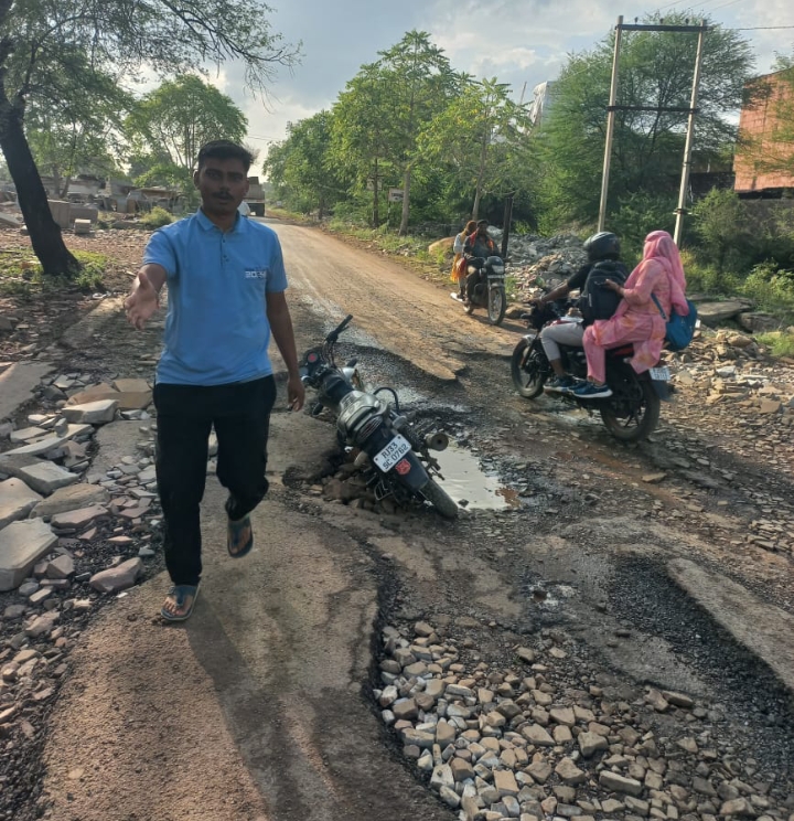 गढ़ों में गिरकर वाहन चालक चोटिल हो रहे