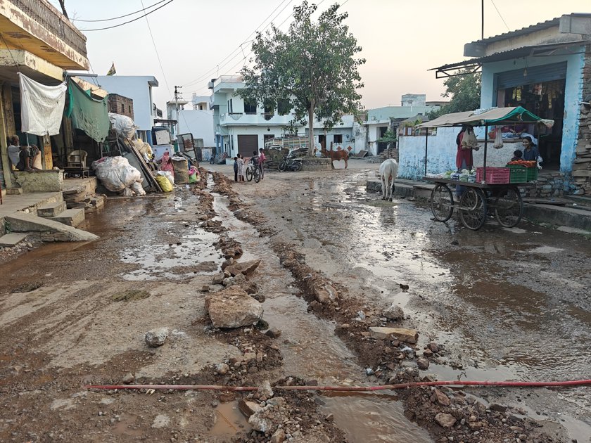 जलदाय विभाग की लापरवाही से  वार्ड 6 में लाखों लीटर पानी व्यर्थ बहा