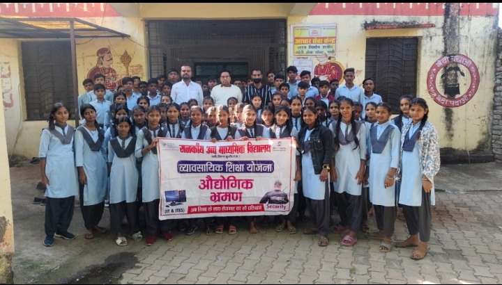विद्यार्थियों ने ग्राम पंचायत में सीखी आधार सेवा केंद्र की कार्यप्रणाली