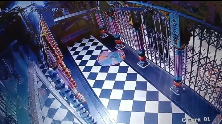 पुजारी की जाग से टला बड़ा हादसा, तीन चोर सीसीटीवी में हुए कैद