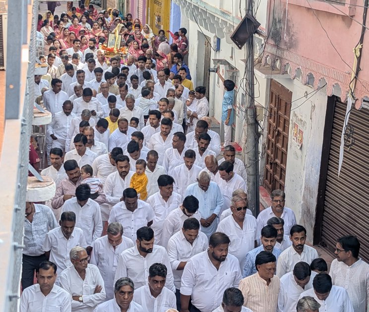   भगवान का अभिषेक कर की आराधना