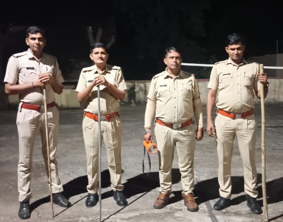 कांस्या पुलिस चौकी स्टाफ के साथ पेट्रोलिंग करते हुए 