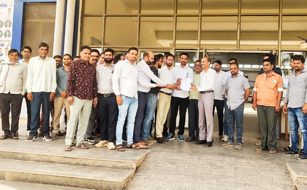 अभिभावकों ने SDM को सौंपा ज्ञापन