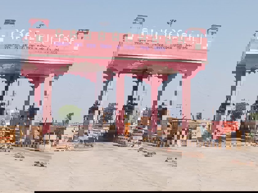 टोल प्लाजा पर कर्मचारी द्वारा स्थानीय लोगों से जबरन टॉल वसूली के आरोप