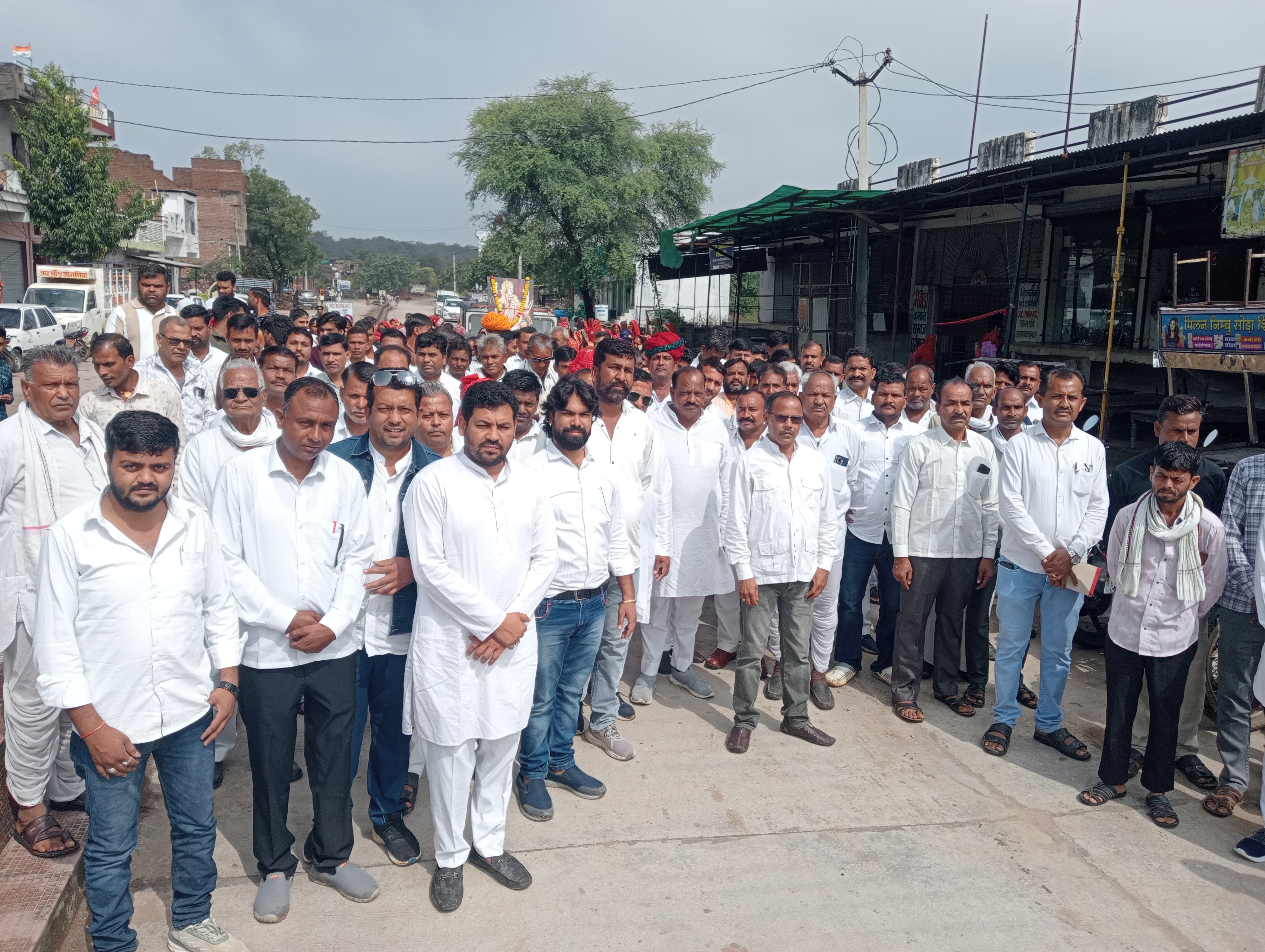 कार्यक्रम में उपस्थित मेवाड़ा समाज के लोग 