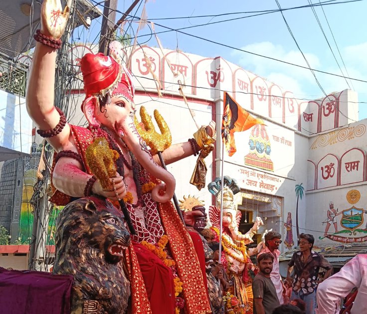अखाड़ों के हैरतअंगेज प्रदर्शन ने मोहा मन, फूल बरसा कर कस्बावासियों ने किया स्वागत