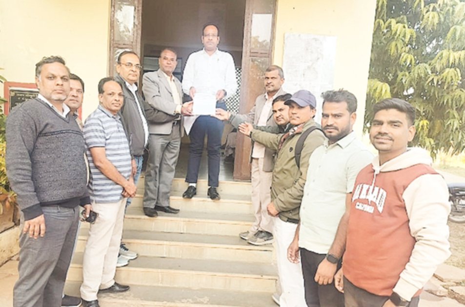 राज्य कर्मचारी संयुक्त महासंघ संघ ने दिया ज्ञापन