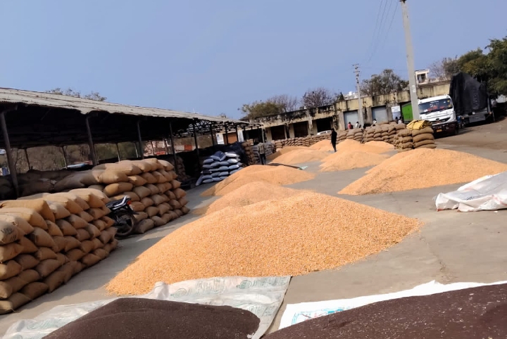 आरक्षित प्लेटफॉर्म पर व्यापारियों का कब्जा