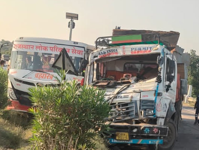 ट्रेक्टर का टायर फटने से पीछे चल रहे ट्रेलर-ब बस भिड़े, चालक गंभीर घायल