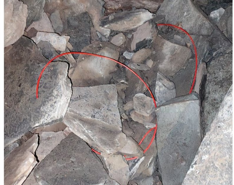 बिना लाइसेंस लाल बत्ती डेटोनेटर से सड़क किनारे विस्फोट, प्रशासन खामोश