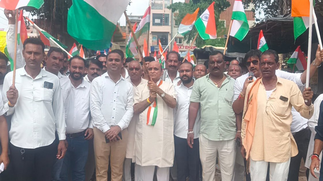 देशभक्ति के गीतों पर झूमे युवा, कस्बेवासियों व स्कूली छात्र-छात्राओं ने लहराया तिरंगा