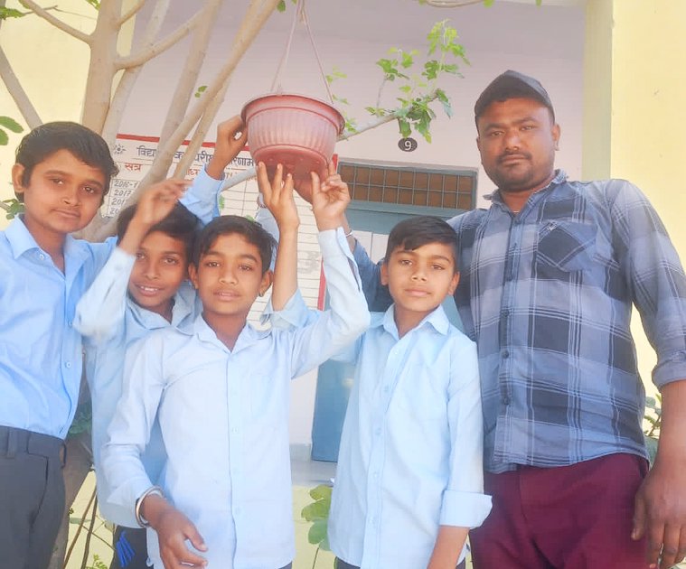 उमा जी के खेड़ा स्कूल में 21 परिंडे लगाए, स्टाफ सदस्य अर्जुन कोली की पहल